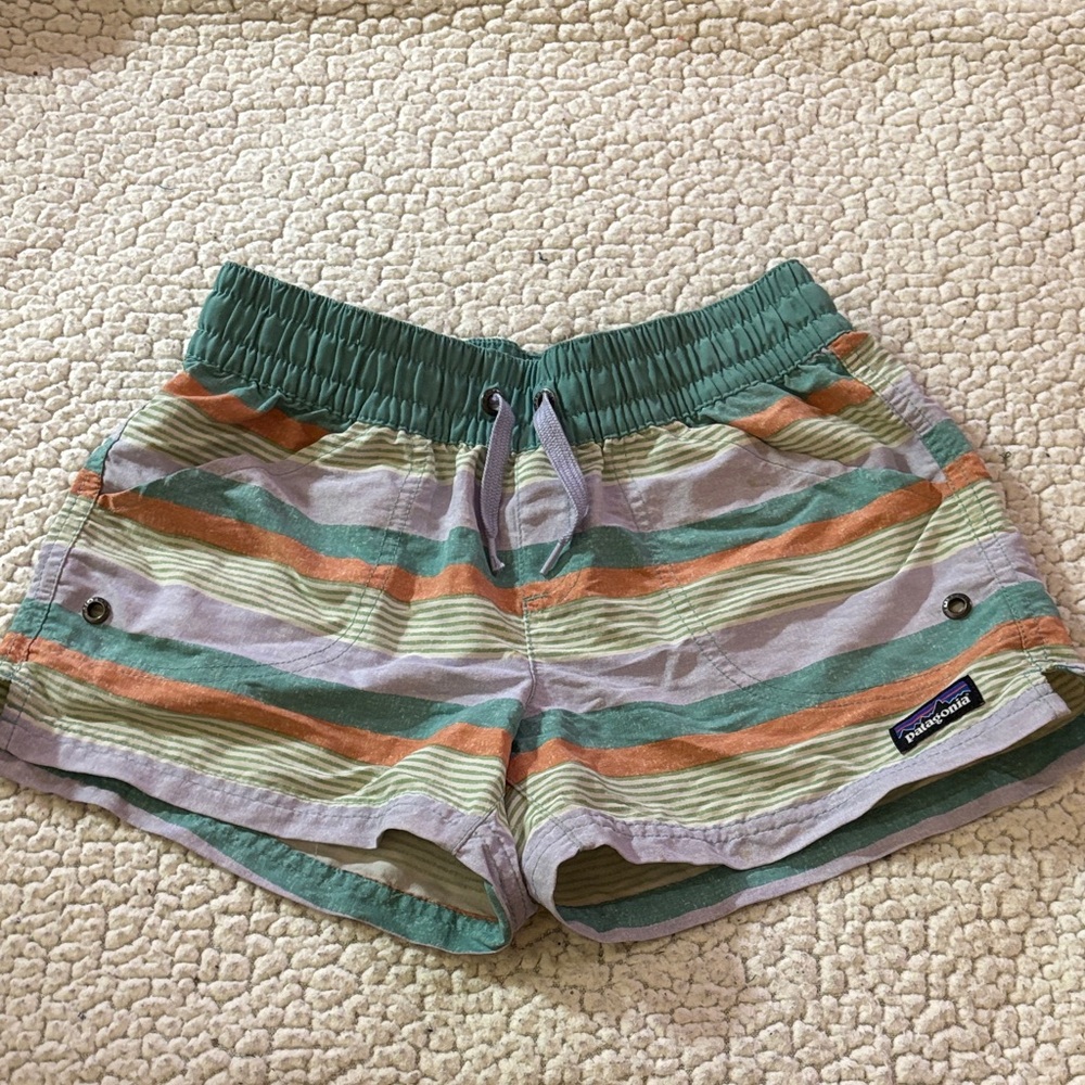 Patagonia size M in girls. Cute striped shorts
